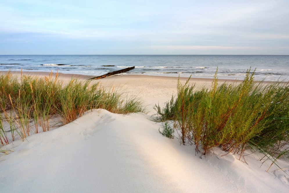 Kochasz morze? Zobacz 7 świetnych miejsc na wakacje z szeroką plażą