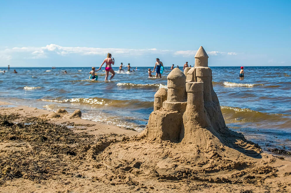 Kolonie w górach vs. nad morzem – co wybrać dla aktywnego dziecka?