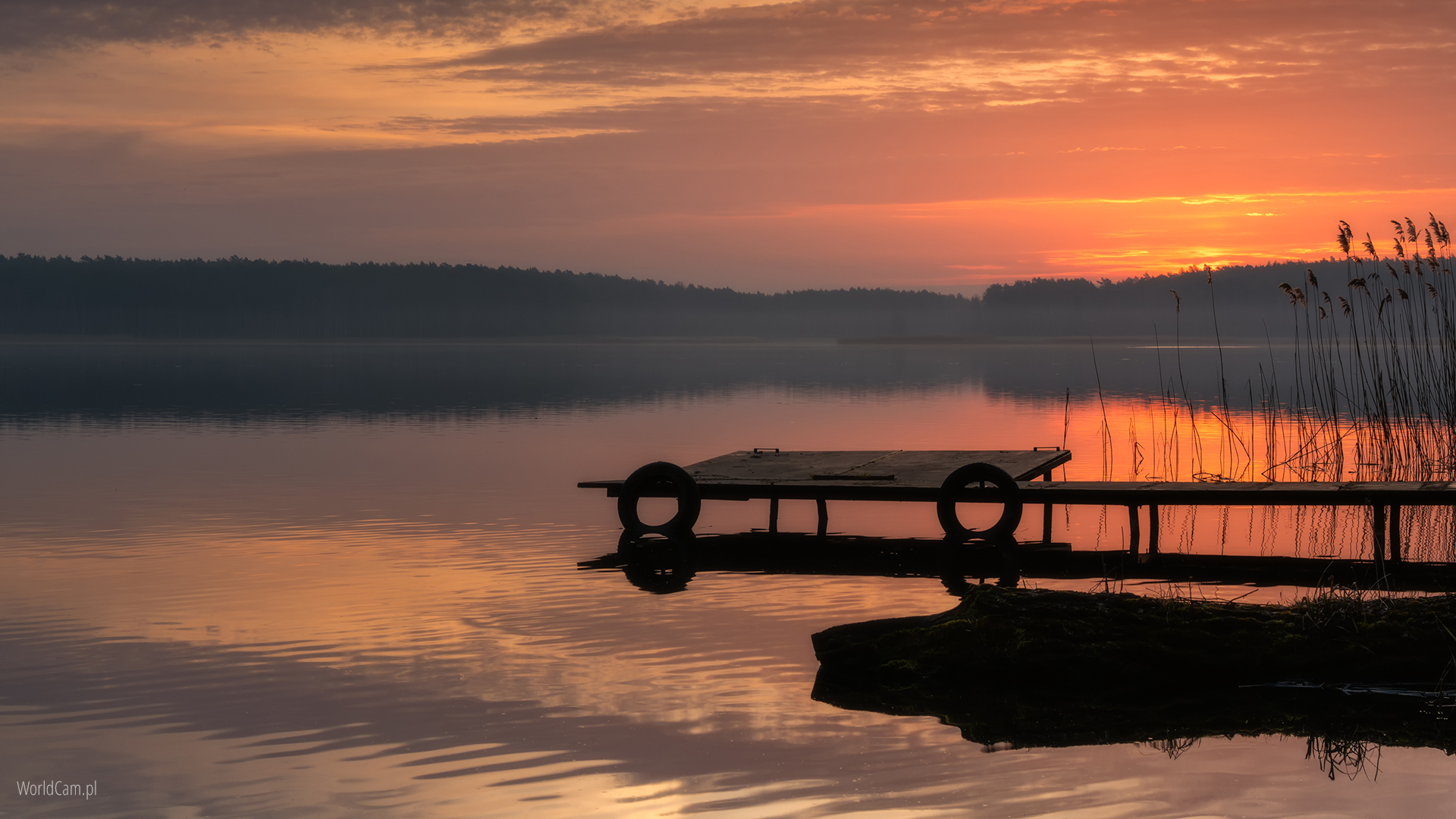 Wsch&oacute;d słońca nad jeziorem